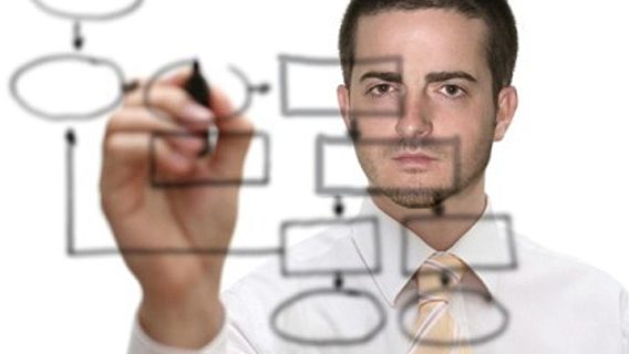 Фотография взрослого мужчины в рубашке и галстуке, по обтягивающему лицу.