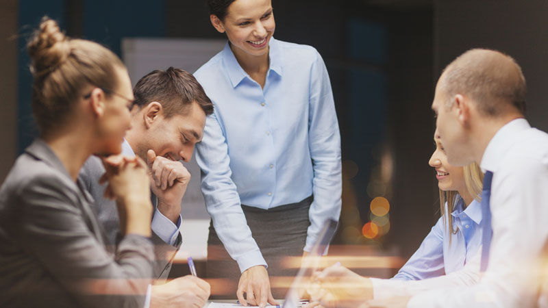 Человек держит ручку, рядом голова, лицо на фоне.