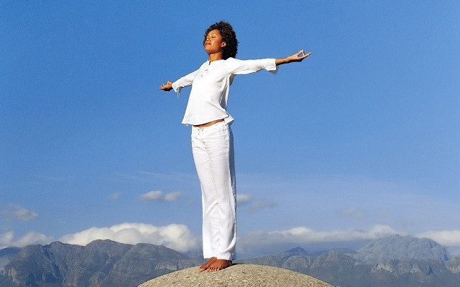 Взрослая женщина счастлива, с аксессуарами на поясе, улыбается, голова, лицо.