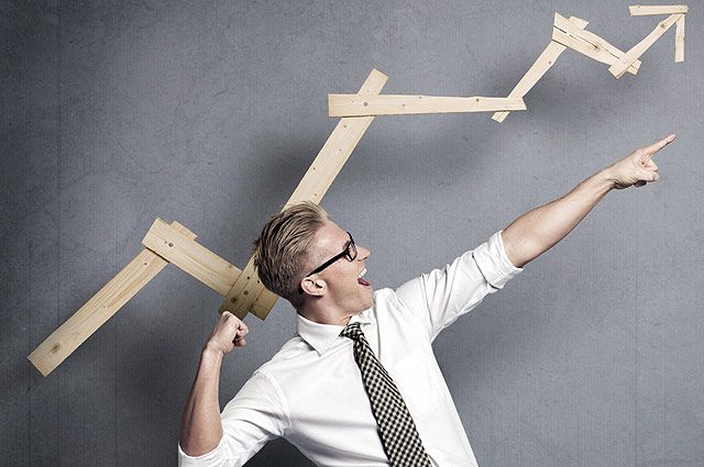 Описание для изображения: Формальная одежда - рубашка, галстук, аксессуары, мебель. (10 слов)