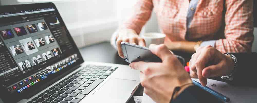 Компьютер, ноутбук, смартфон, монитор и клавиатура. Электроника и компьютерное железо изображены на карт