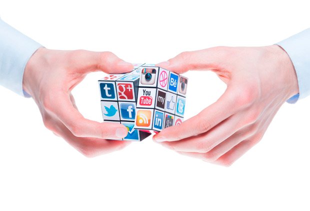 Человек играет в игру на денежные карты, показывая текст на карте рукой.