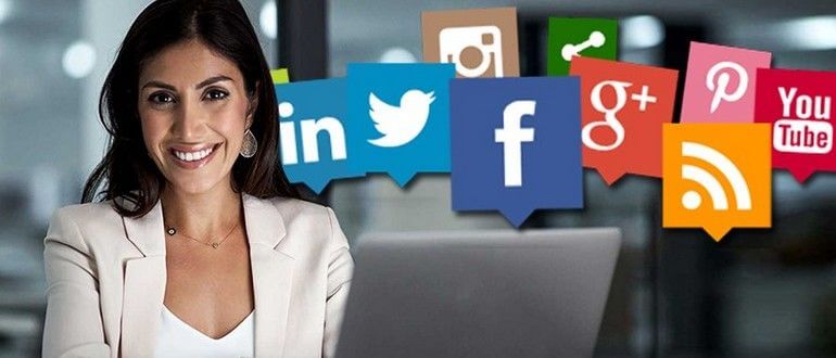 Человек счастливо улыбается, работая за ноутбуком в пальто.