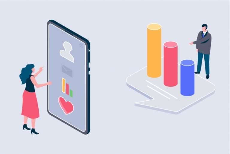 Фотография человека с электроникой в руках: мужчина держит смартфон на фоне города.