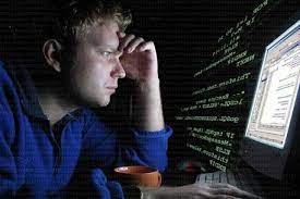 Фотография компьютерного монитора с человеком - портрет на фоне черной доски.