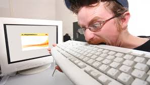 Клавиатура ПК на мониторе с фотоочками, компьютерная аппаратура, электроника.