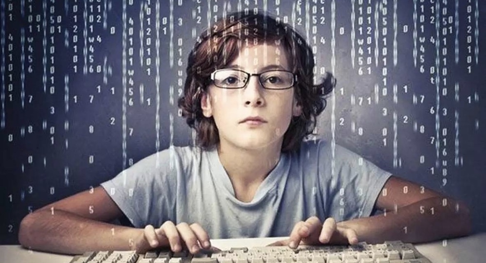 Аксессуары и очки на лице человека, сделанное на портретной фотографии рядом с клавиатурой компьютера