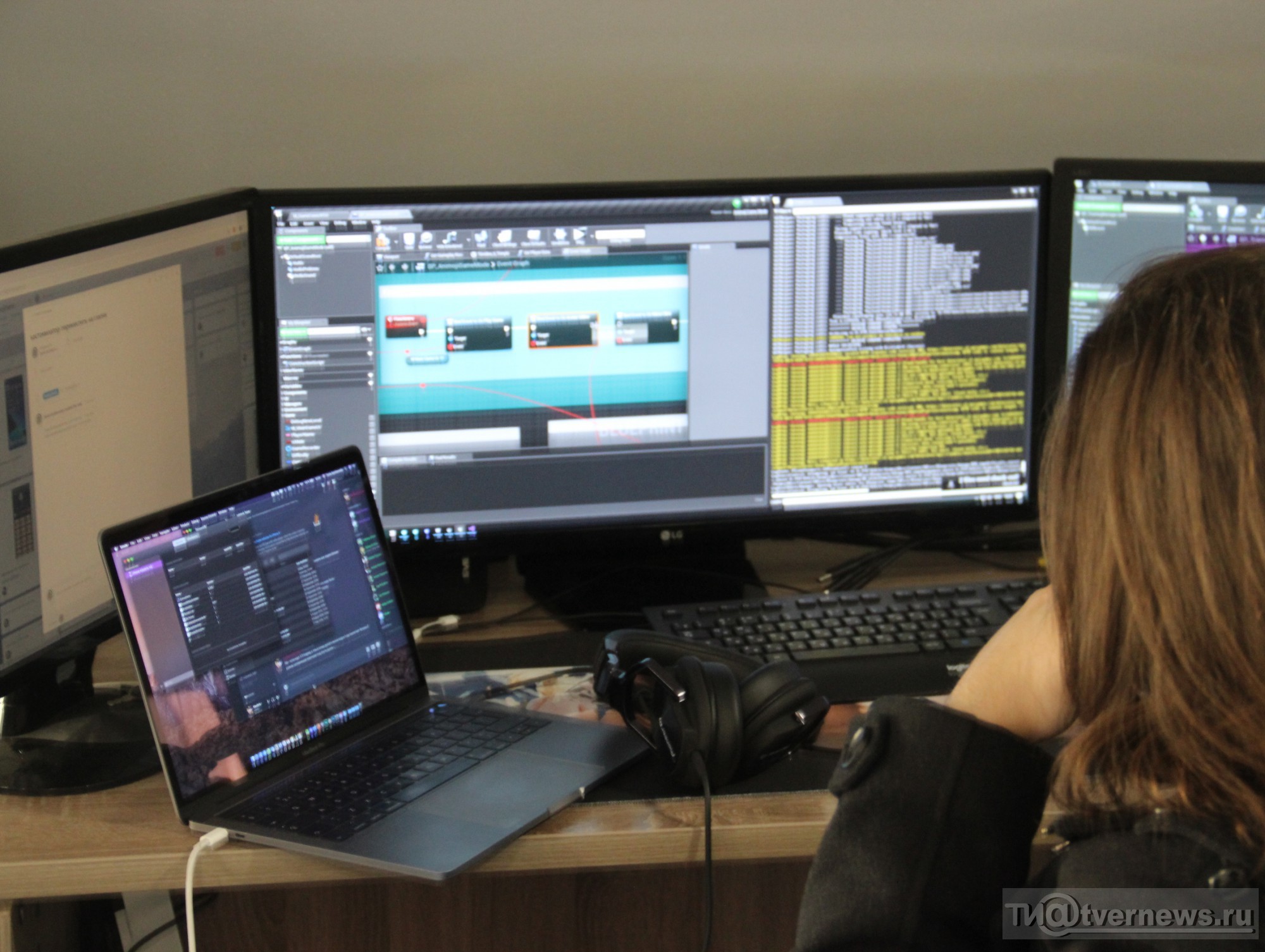 Компьютерное железо: монитор, ноутбук, клавиатура, ПК. Техника, электроника, компьютер.