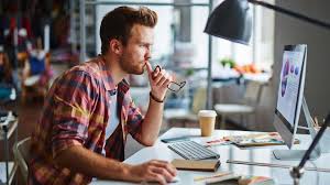 Человек с головой за компьютерной клавиатурой и трубкой, электроника и аппаратура.