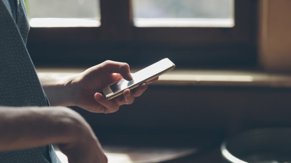 Электроника: человек с мобильным телефоном - оптимизированный альт-текст для изображения.