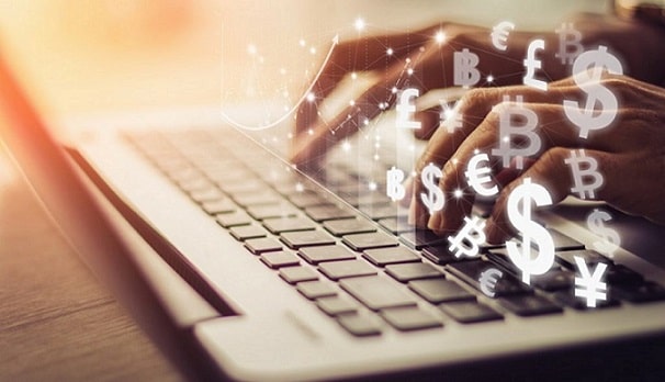 Человек работает на ноутбуке с клавиатурой в офисе, компьютерная электроника.