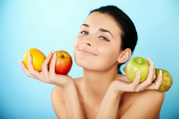 Фотопортрет женщины с яблоком в руке, взрослая основательная женская фигура в крупном плане