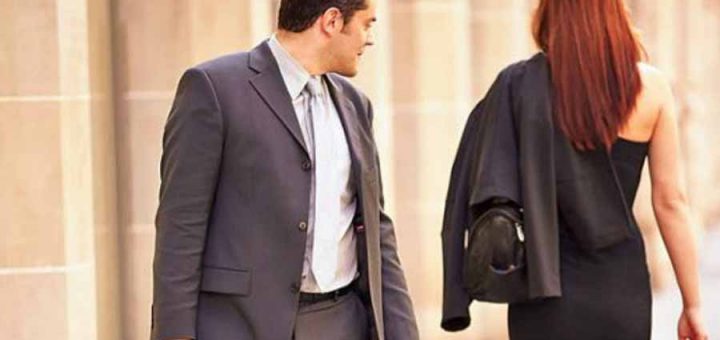 Женщина в формальном пиджаке и галстуке - стильный взрослый наряд.