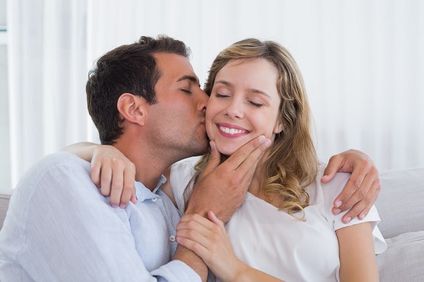 "Мужчина-взрослый личность, романтично целующийся, мужчина, мужчина, взрослый, поцелуй."