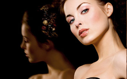 Фотография портрета взрослой женщины-невесты с улыбкой на свадебной церемонии.