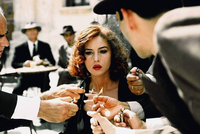 Мужчина с головой в шляпе и галстуке, курящий сигару, изысканный парфюм.