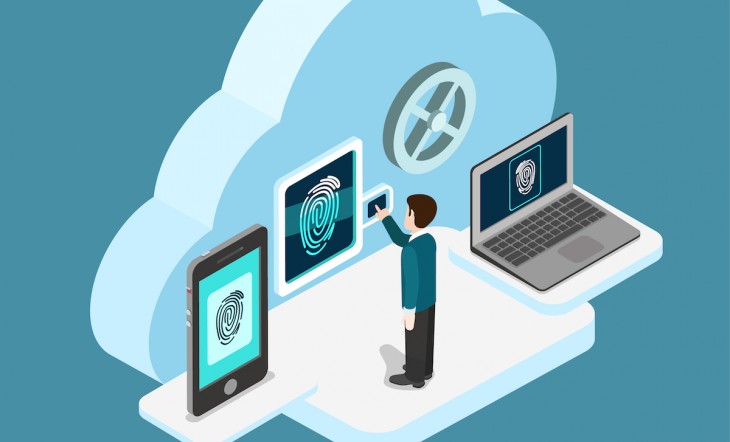 Человек использует ноутбук и мобильный телефон около компьютерного оборудования.