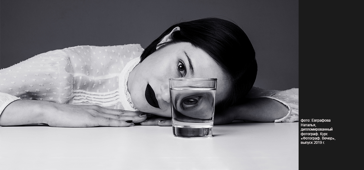 Женщина в очках, крупный план портрета с лицом и пальцами, фотография взрослой.