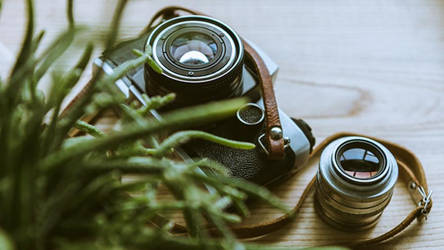 Фотография с аксессуарами: ремешок для камеры, стильные аксессуары.