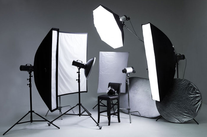 Фото кресла в студии с электроникой и освещением внутри помещения.