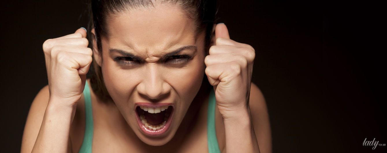 Женщина взрослого возраста, выражающая гнев и кричащая, лицо, голова.