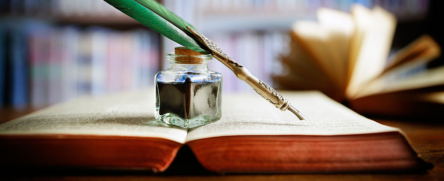 Фото: Бутылка косметики и духов, а также чернильница - красивое сочетание.