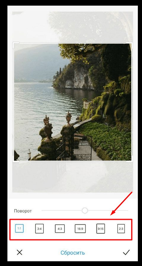 Скалистый утес у моря с обилием растительности и потрясающим видом на природу.