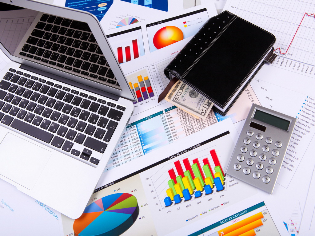 Ноутбук на клавиатуре с текстом, компьютерная техника, PC, аппаратура, электроника.