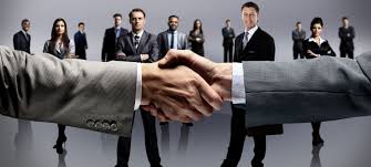 Человек держит руку на части тела - оптимизированный текст для изображения.