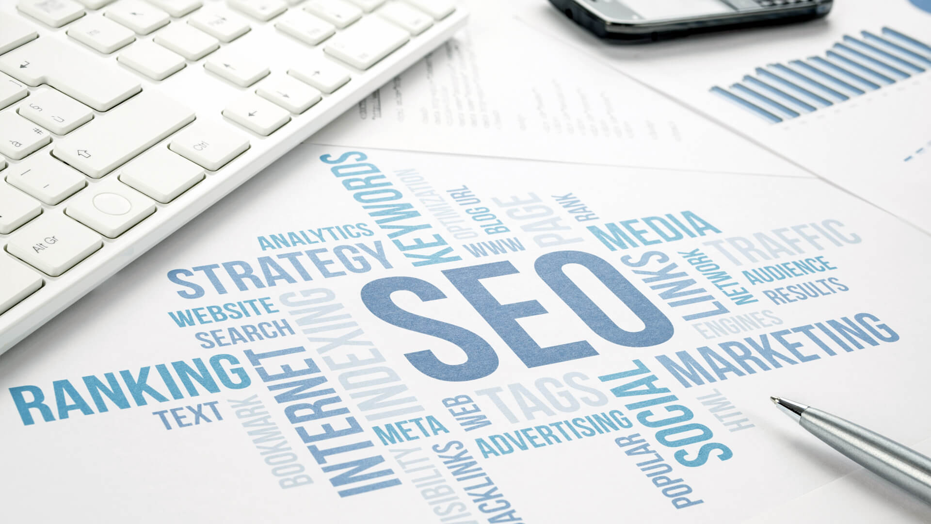 Реклама: постер с изображением компьютерной клавиатуры и другой аппаратуры для компьютера.