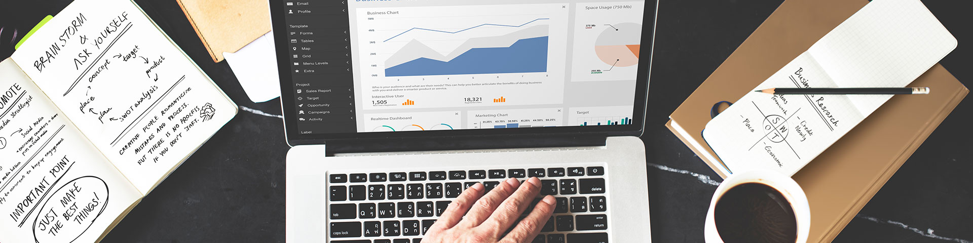 Ноутбук с клавиатурой и текстом, компьютерная электроника и аппаратное обеспечение.