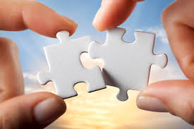 "Игра в пазл: увлекательное собирание конструктора с изображением игровых элементов."