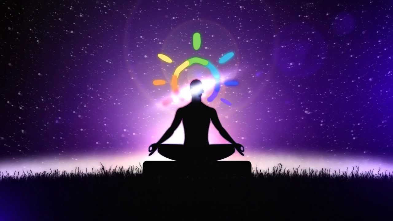 Ночное изображение человека на природе под фиолетовым светом - SEO-оптимизированный ALT-текст.