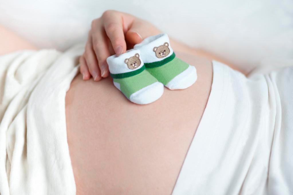 Младенец с носками в одежде, изображение человека, детская одежда и колготки.