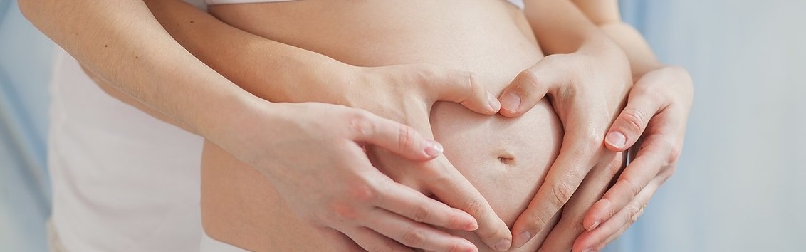 Массаж живота человека для снятия боли в коже и мышцах.