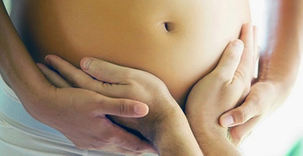 Массаж живота малыша для улучшения кожи и расслабления.