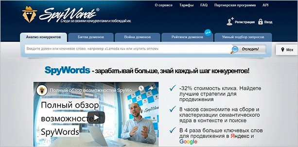Фотография человека работающего на ноутбуке, монитор и другие компьютерные устройства на столе.