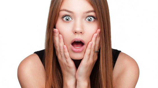 Фотография портрета удивленной взрослой женщины с фотографии лица.