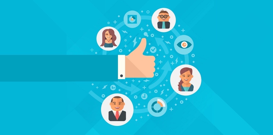 Человек работает за компьютером, сосредоточенный в лицо, на голове наушники.