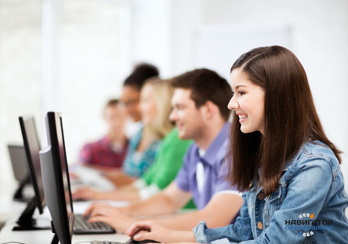 Девушка-подросток счастливо смеется, работая на ноутбуке. (Girl Teen Happy Laughing Laptop)