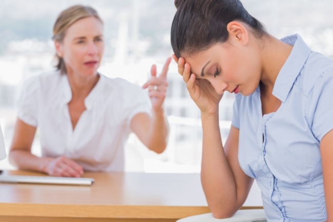 Женщина с выразительным лицом в крупном плане. Голова взрослой женщины.