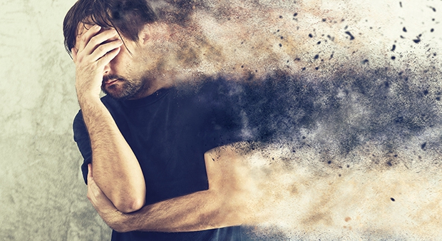 Фотопортрет взрослого мужчины с выразительным лицом и головой на заднем плане.