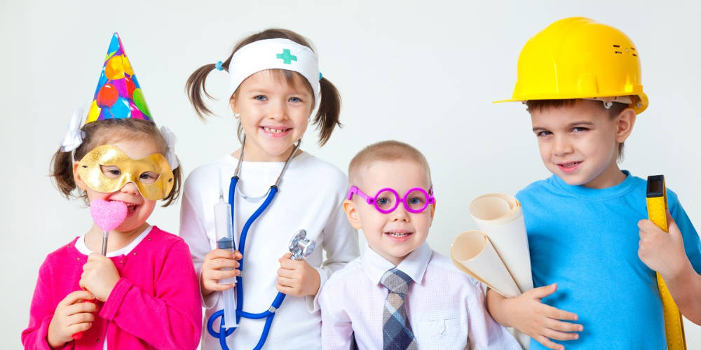 Девочка держит зубную щетку, кредитную карту рядом с текстом. (Girl holding toothbrush, credit card next to text.)