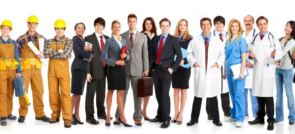 Групповой снимок людей: мужчина в пальто, мужчина в галстуке и мужчина в шлеме.