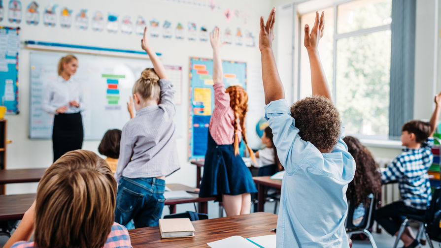 Женщина и мальчик (взрослый и ребенок) у школы, студент у здания.