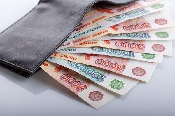 Деньги в разных валютах: доллар, евро, фунт стерлингов.