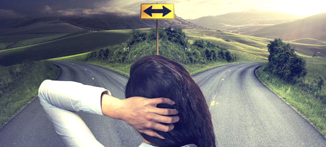 Фотография взрослой женщины на фоне дорожного знака с изображением лица.