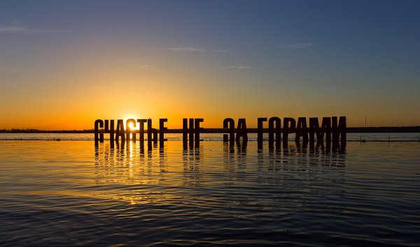 Водная набережная с пирсом на закате, идеальное сочетание природы и неба.