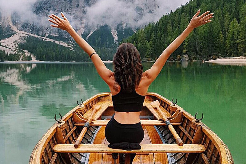 Женщина счастлива с молотком в руке, выражая радость и триумф.