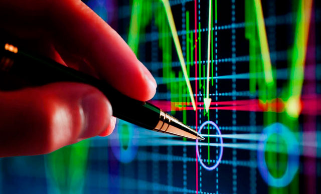 Фотография яркого свежего яблока на растении, питательная пища и фрукт.